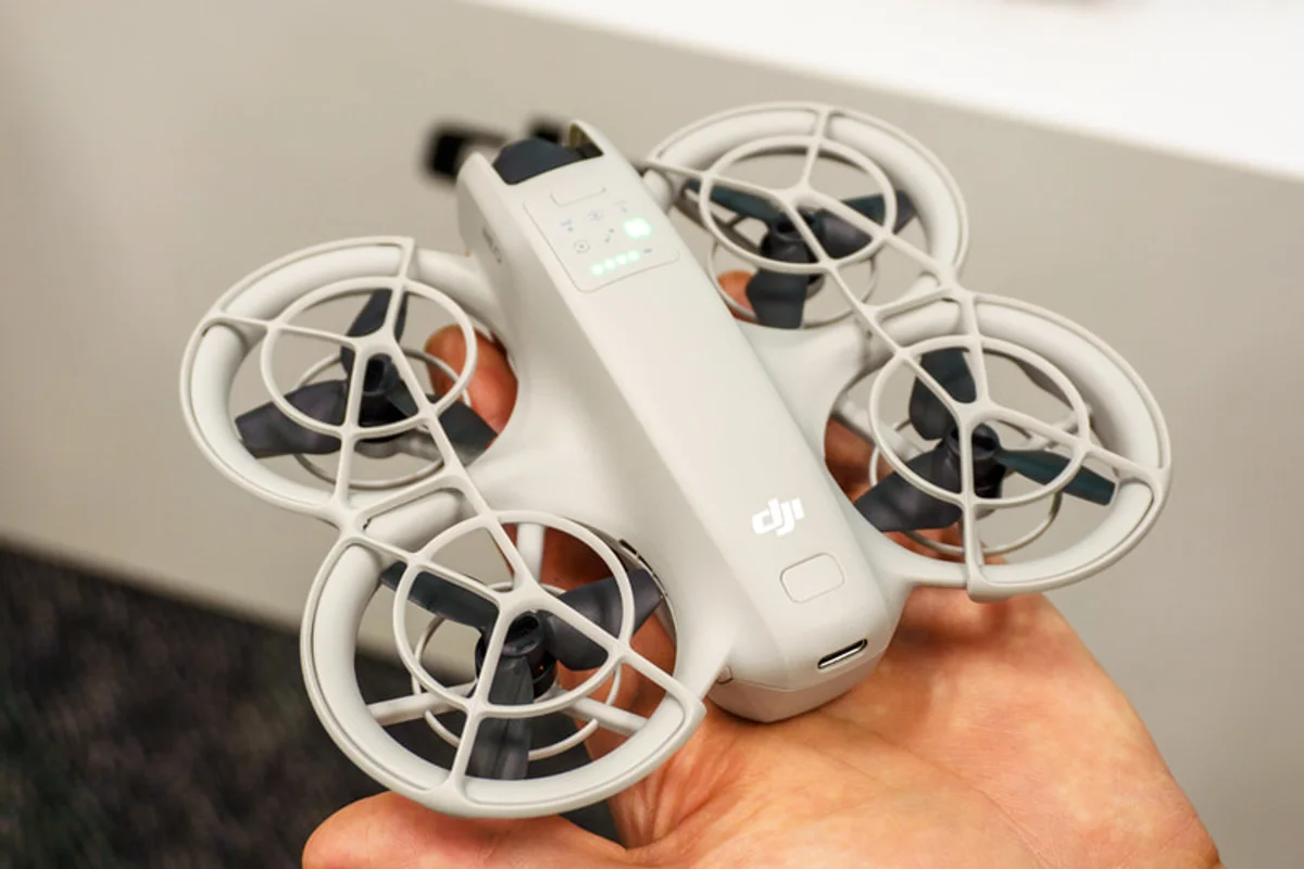 「操縦機もスマホも不要」大疆Neo、手のひら135gの破壊力