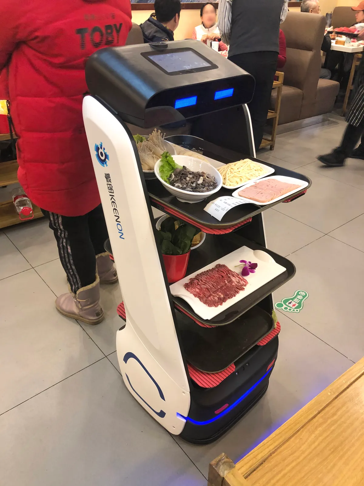 「月1万円でも借り手がない」擎朗、配膳ロボ10万台の光と影