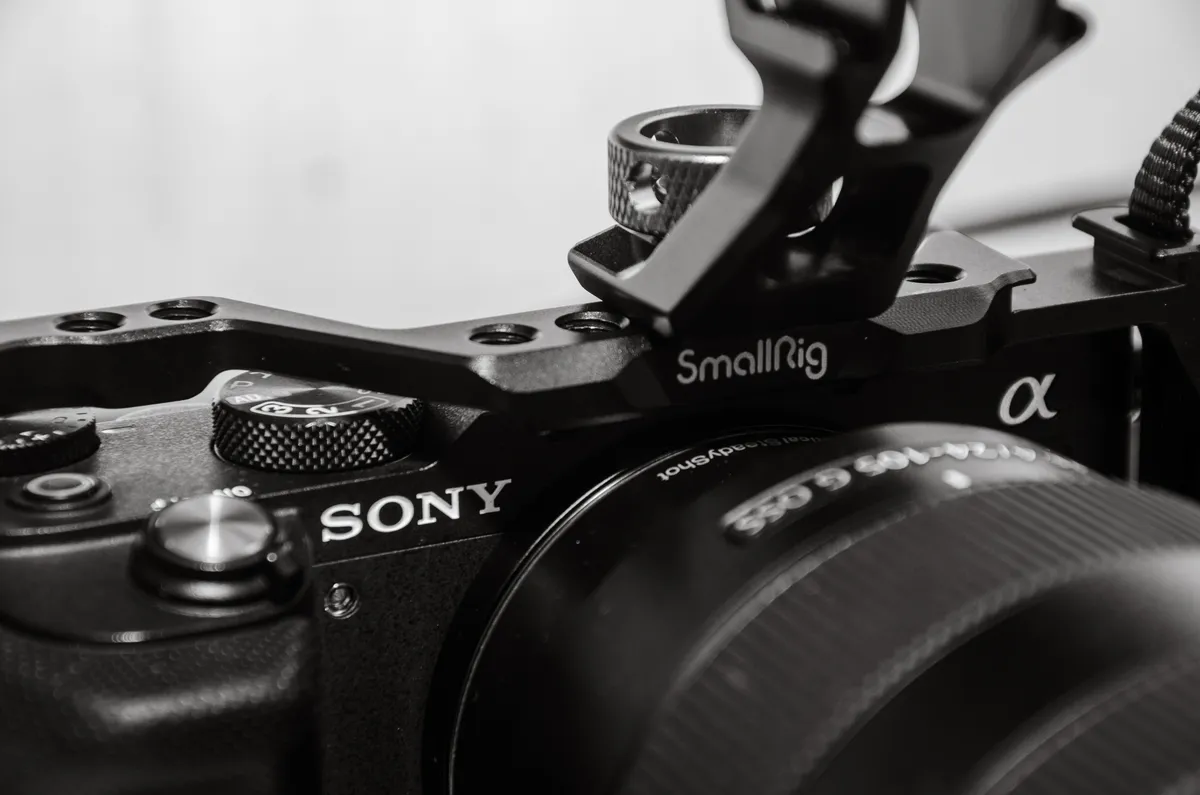 「1日1.6個の新作を出せ」SmallRig、日本の名機を包む鎧