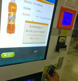 対応自動販売機での決済シーン