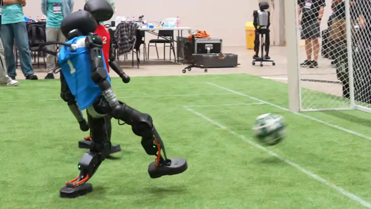 RoboCupでの自律サッカー対決に挑むBoosterロボット