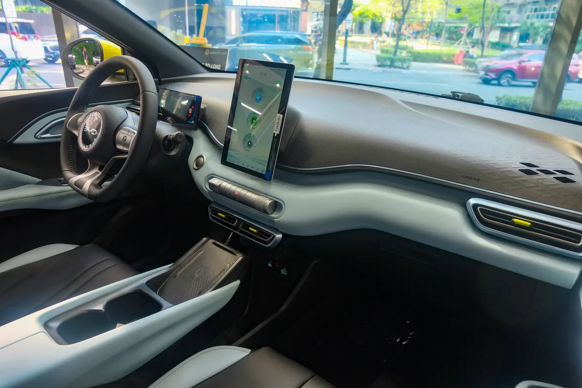 BYD海鴎のコックピット内装と回転式タッチスクリーン