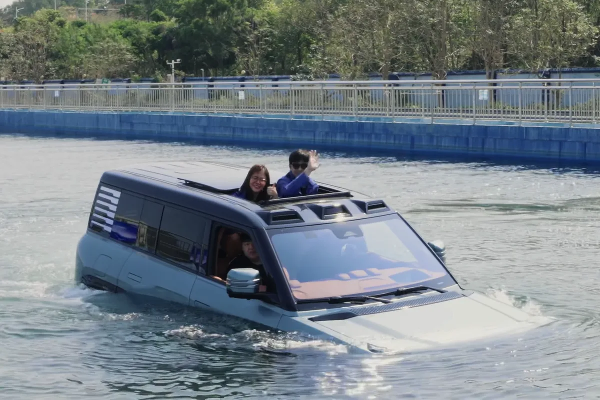 BYD 仰望U8 水上浮水デモンストレーション
