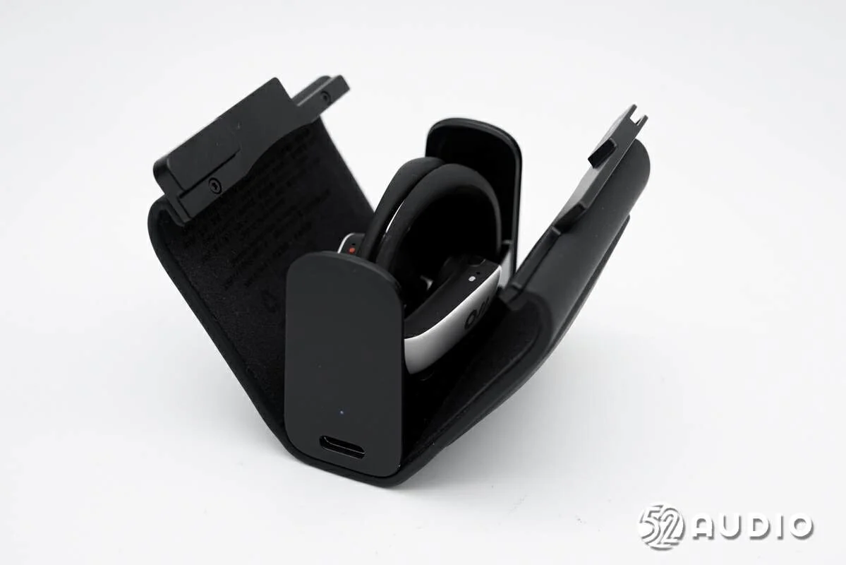 Ola Friendの小財布型充電ケースとイヤホン本体の収納状態