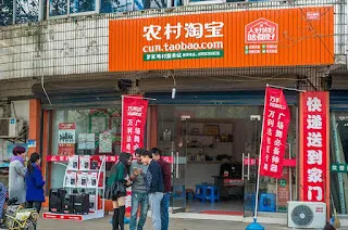 中国の「淘宝村」で農産品や工芸品の梱包・出荷作業を行う様子