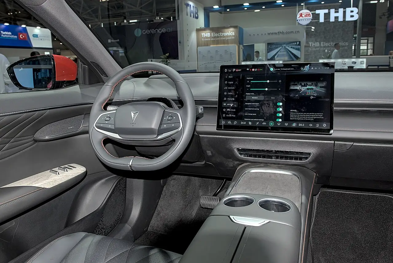 深藍S07の運転席コクピットと15.6インチ sunflower スクリーンのUI画面