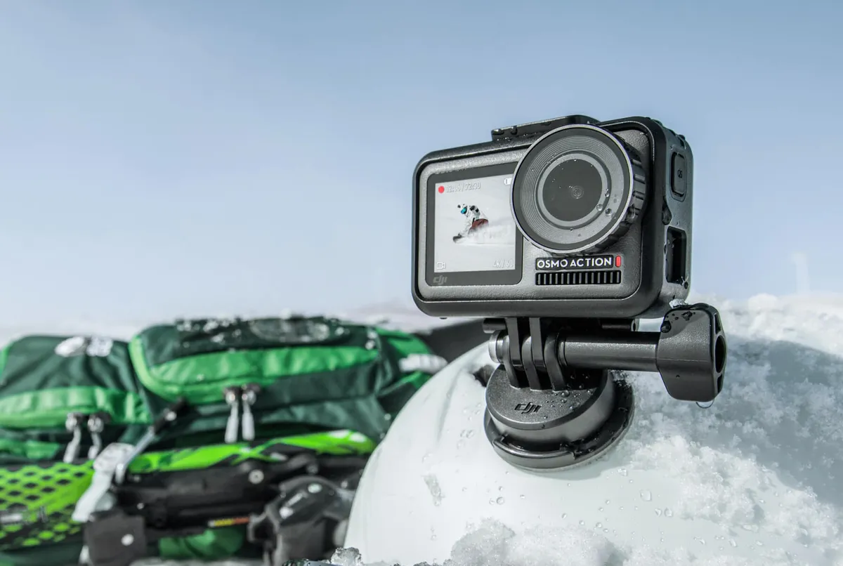 黄山の峻険な山道を背景に物資を吊り下げて自律輸送するDJI FlyCart 30