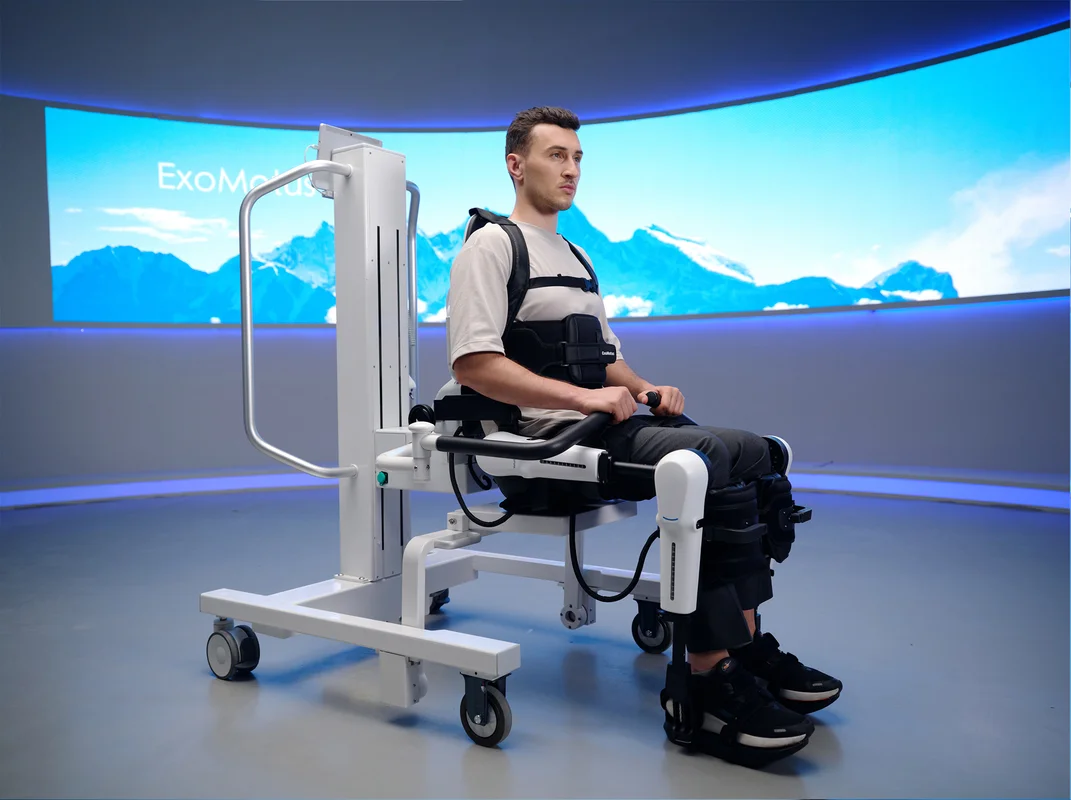 傅利叶智能の下肢外骨格リハビリロボットExoMotus