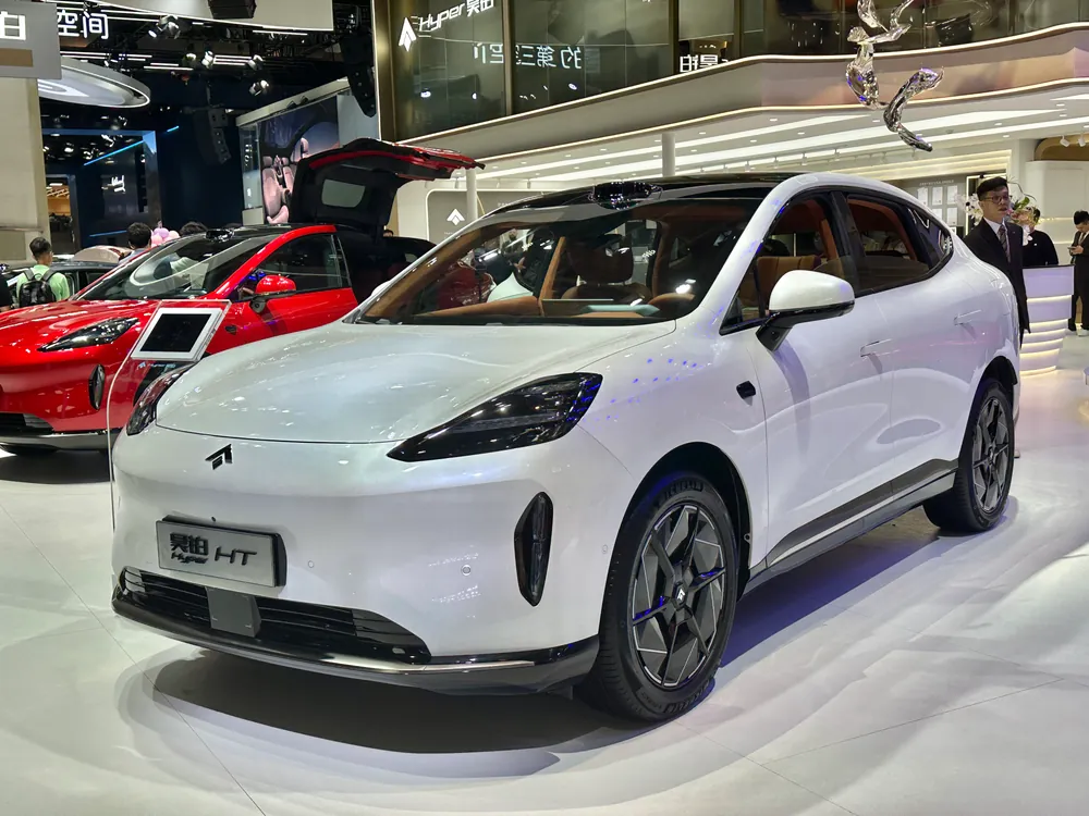 公道を走行する広汽昊鉑の電動SUV「Hyper HT」