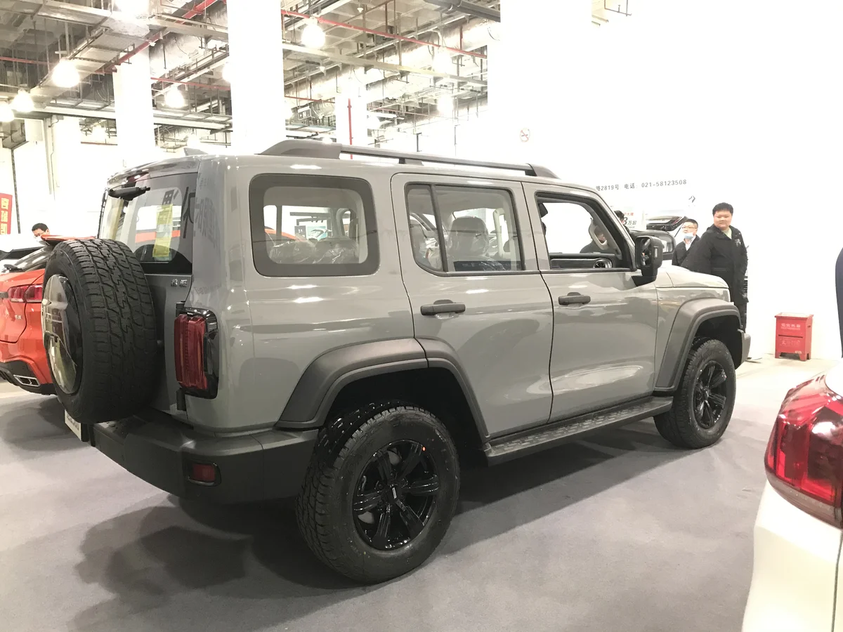 長城汽車 坦克300のリアビュー。背面にスペアタイヤを背負ったスクエアなフォルムがアウトドア心智を刺激する
