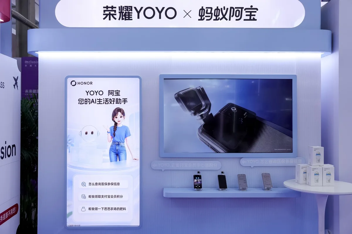 上海で開催された外灘大会で展示された栄耀YOYOエージェントの生活サービス実演ブース