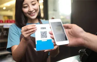 中国の街頭で見られるQRコード決済の様子