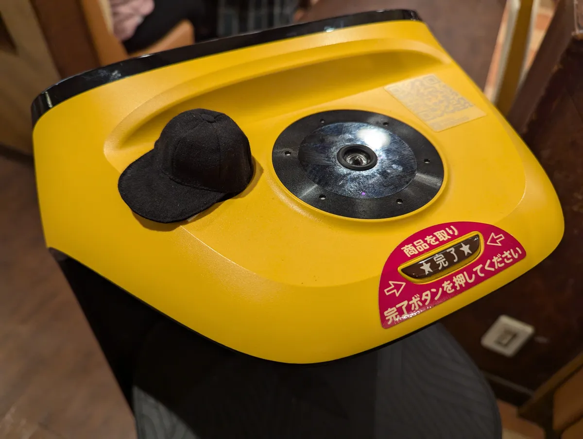 日本のファミリーレストランの客席通路で稼働するソフトバンクロボティクスとKEENON共同開発の配膳ロボットServi