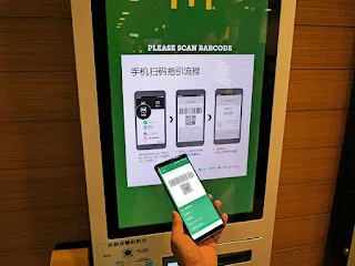 北京の市場に並ぶQRコード決済パネル