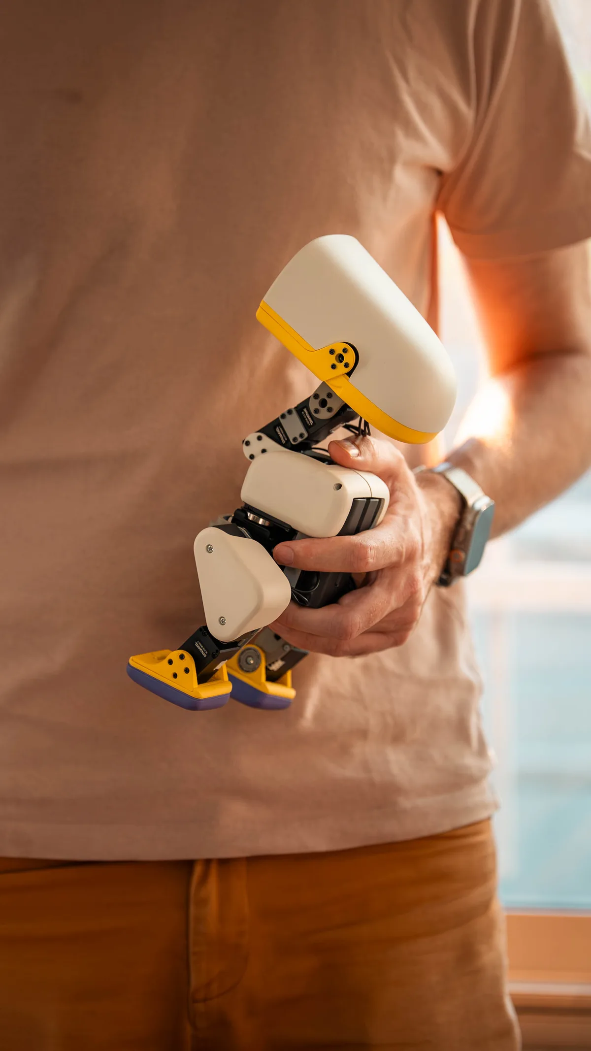 手の上に乗るコンパクトなサイズ感を持つMicroduckと物理AI開発環境