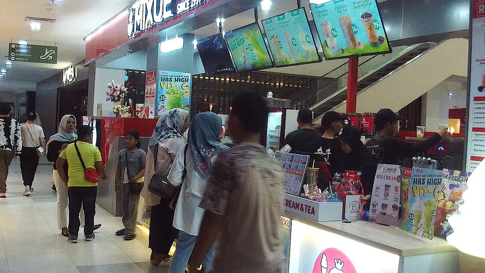 インドネシアの蜜雪氷城店内で注文を待つ現地の若者たち