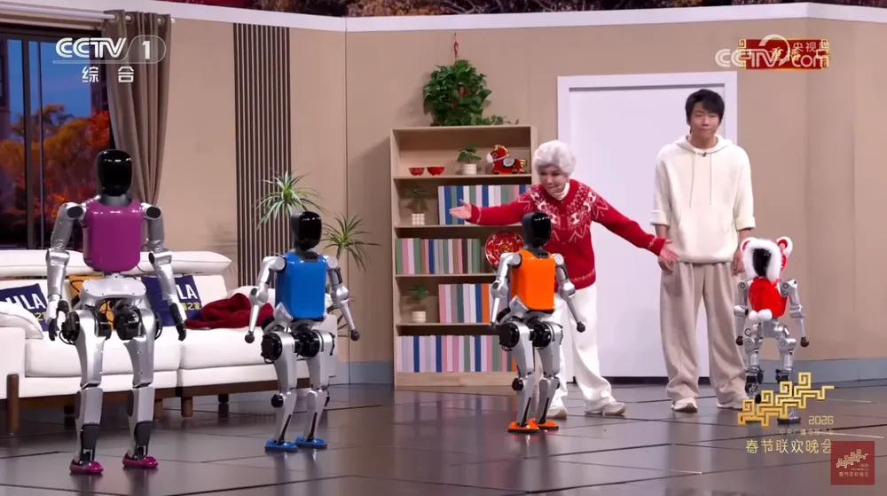 2026年春晩のステージでコメディアン蔡明と共演した松延動力のロボット集団