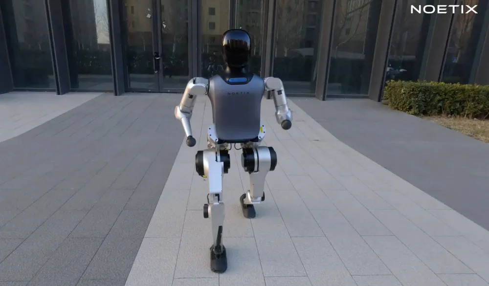 松延動力の二足歩行ロボットN2が屋外のアスファルトを前進歩行する実機テスト