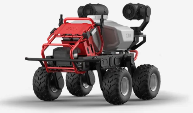 果樹園の樹間をRTK自律走行しながら葉裏へミスト散布を行うXAG R150無人走行車